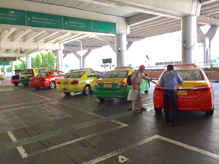 Di chuyển bằng taxi là cách nhanh nhất để đến Pattaya